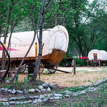 Cozy Wild West Covered Wagon Next To River Grants Pass Exterior photo