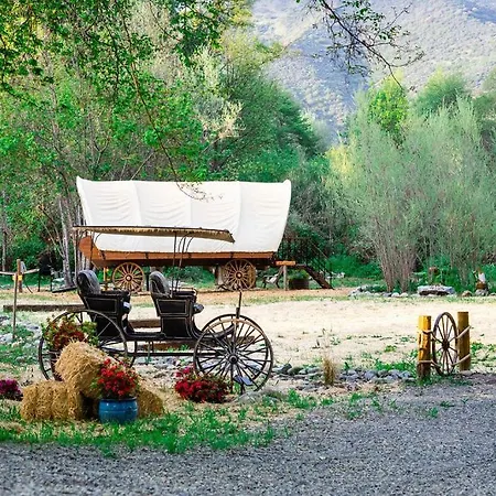 Cozy Wild West Covered Wagon Next To River Grants Pass Exterior photo