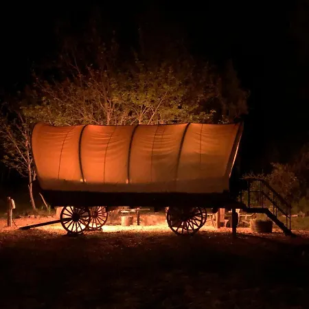 Cozy Wild West Covered Wagon Next To River Grants Pass Exterior photo