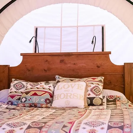 Cozy Wild West Covered Wagon Next To River Grants Pass Exterior photo