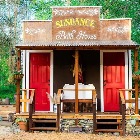 Cozy Wild West Covered Wagon Next To River Grants Pass Exterior photo
