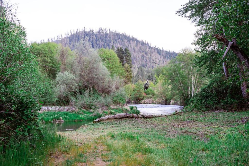 Glamping Cozy Wild West Covered Wagon Next To River Grants Pass