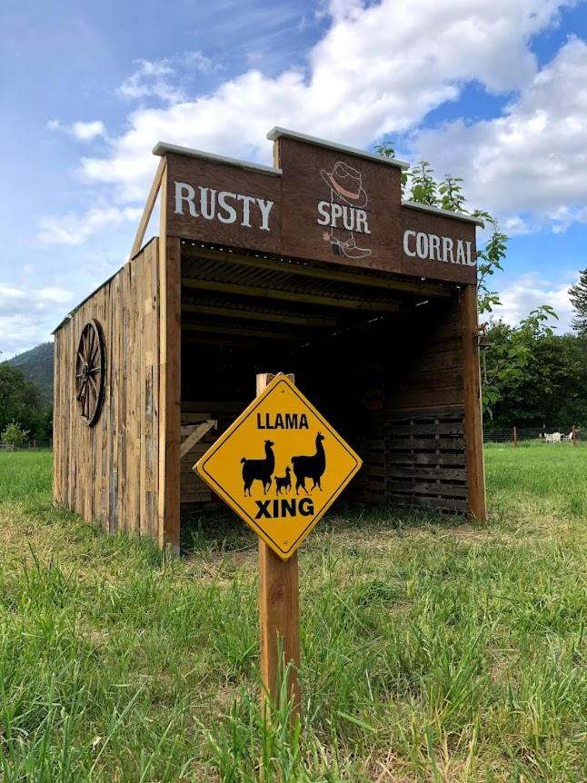 Cozy Wild West Covered Wagon Next To River * Grants Pass