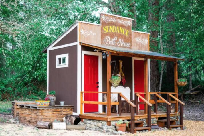 Cozy Wild West Covered Wagon Next To River Luxury tent Grants Pass