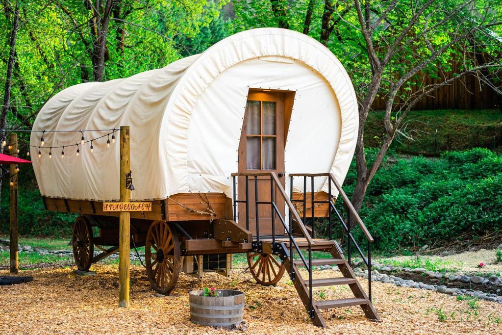Cozy Wild West Covered Wagon Next To River Grants Pass