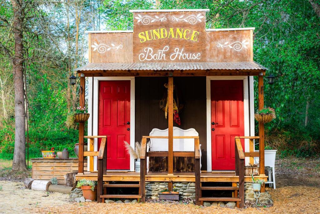 Cozy Wild West Covered Wagon Next To River Glamping Grants Pass